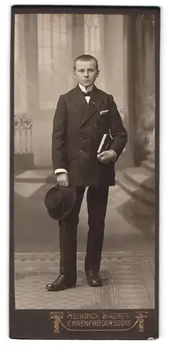 Fotografie Heinrich Wagner, Ehrenfriedersdorf, Chemnitzerstrasse, Portrait niedlicher Bube mit Buch und Hut in den Händen