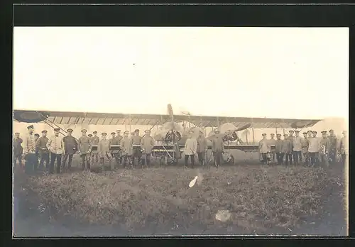 Foto-AK Soldaten vor einem Flugzeug
