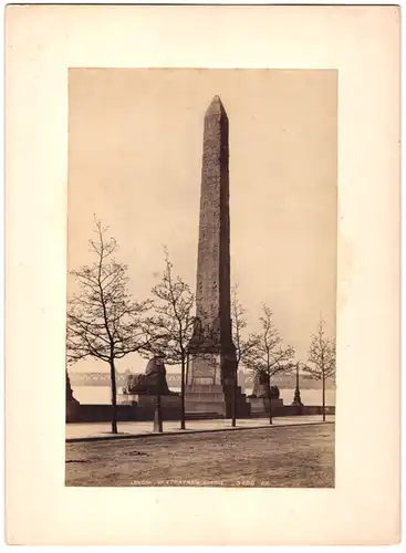 Fotografie unbekannter Fotograf, Ansicht London, Cleopatra`s Needle am Victoria Embankment Gardens