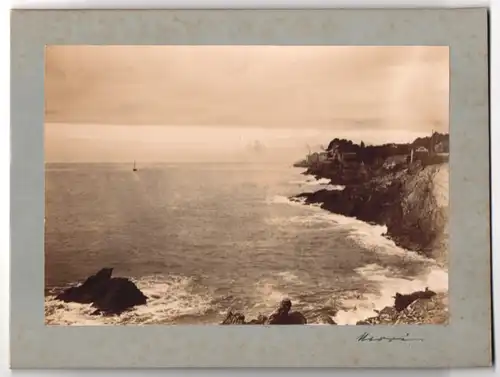 Fotografie unbekannter Fotograf, Ansicht Maiori, Blick auf die Amalfi Küste mit Segelboot