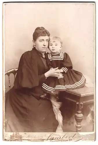 Fotografie Lambert, Dresden, Seestrasse 21, Mutter mit Kind im Matrosenanzug
