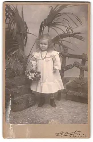 Fotografie Wilh. Margraf, Celle, Wildgartenstrasse 5, Kleines Mädchen mit Körbchen
