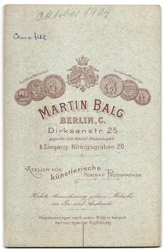 Fotografie Martin Balg, Berlin, Dirksenstrasse 25, Beleibte Dame mit lockigem Haar