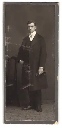 Fotografie Fotograf unbekannt, Mittenwald, Portrait stattlicher junger Mann im eleganten Mantel