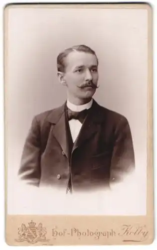 Fotografie J. F. Kolby, Zwickau i.S., äussere Plauschen Strasse, junger Mann mit Schnauzer im Anzug