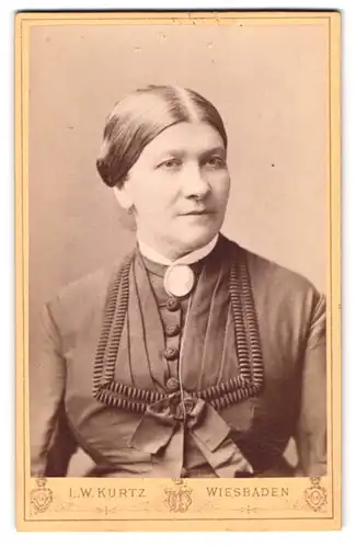 Fotografie L. W. Kurtz, Wiesbaden, gestandene Dame im taillierten Kleid