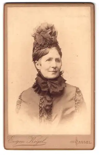 Fotografie Eugen Kegel, Cassel, Gr. Rosenstrasse 5, ältere Frau mit markantem Kopfschmuck im Portrait