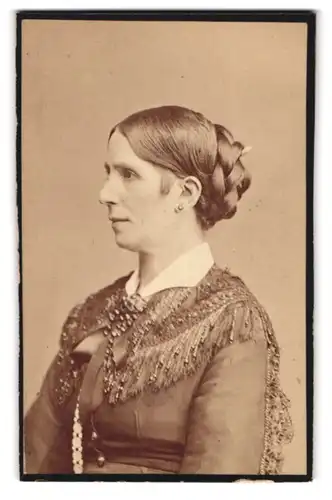 Fotografie Eugen Kegel, Cassel, Grosse Rosen Strasse 5, bürgerliche Frau mit geflochtenem Haar im Profil