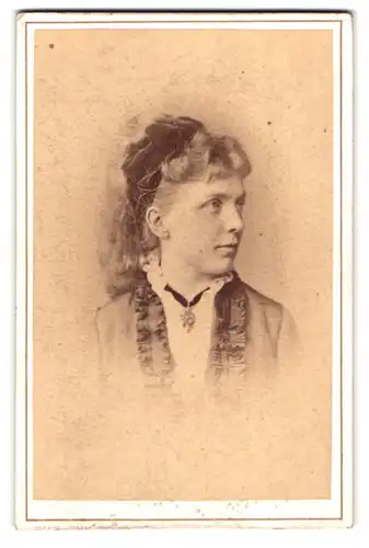 Fotografie Emil Bühler, Mannheim, Ludwigs-Strasse 29, Portrait einer jungen Frau mit Schleife im Haar