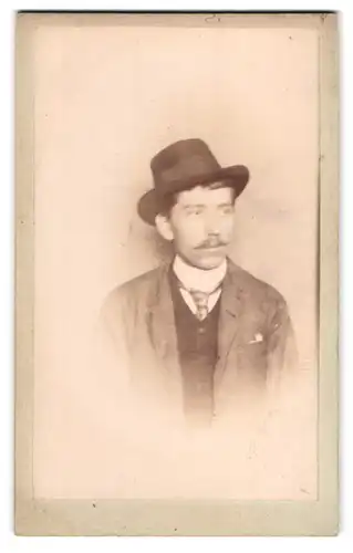 Fotografie unbekannter Fotograf und Ort, Portrait stattlicher Herr mit Hut im Jackett