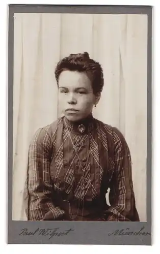 Fotografie Paul Wilport, München, Portrait einer elegant gekleideten Frau mit Brosche am Blusenkragen