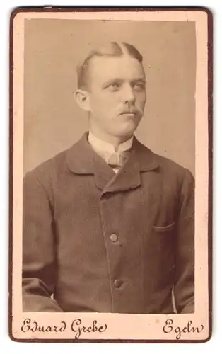 Fotografie Eduard Grebe, Egeln, Ritterstr. 103, Portrait blonder junger Mann mit Schnurrbart im Jackett