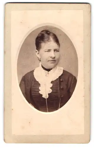 Fotografie unbekannter Fotograf und Ort, Portrait elegant gekleidete Dame in gerüschtem Kleid