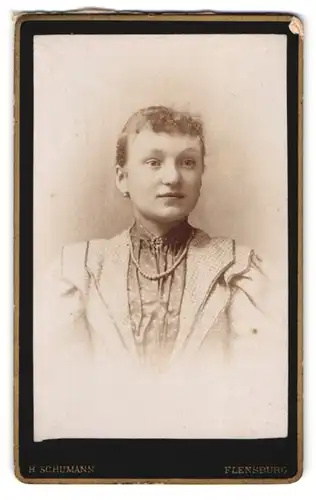 Fotografie H. Schmumann, Flensburg, Holm 1, Portrait bildschönes Fräulein mit Brosche und Halskette