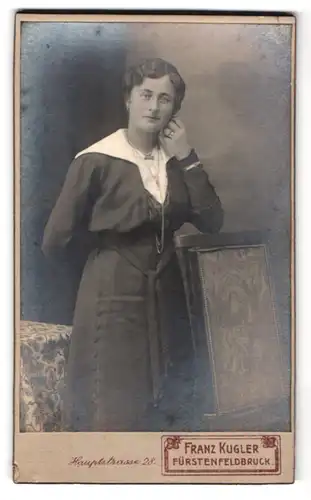Fotografie Franz Kugler, Fürstenfeldbruck, Hauptstrasse 28, bürgerliche Dame in taillierten Kleidern