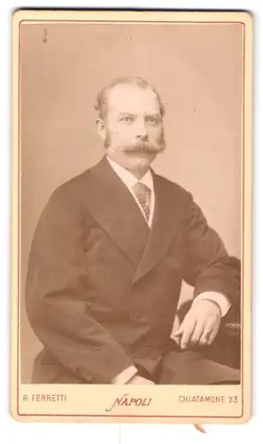 Fotografie R. Ferretti, Napoli, Chiatamone 23, älterer Herr mit imposantem Schnauzbart
