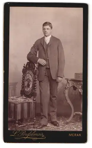 Fotografie L. Bresslmair, Meran, Stefanie Promenade, junger Mann im schlichten Anzug