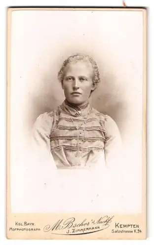Fotografie M. Bscher, Kempten, Salzstrasse K.94, blonde Frau im hochschliessendem Kleid