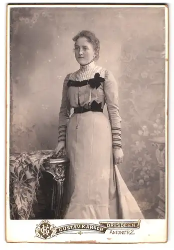 Fotografie Gustav Karsch, Dresden-N., Antonstrasse 2, Portrait junge Dame im modischen Kleid