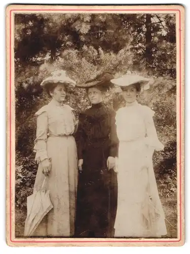Fotografie unbekannter Fotograf und Ort, Portrait drei hübsch gekleidete Damen mit Sonnenschirm 1904