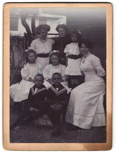Fotografie J. Conrads, Ort unbekannt, Portrait drei Damen mit Mädchen und Jungen in zeitgenössischer Kleidung