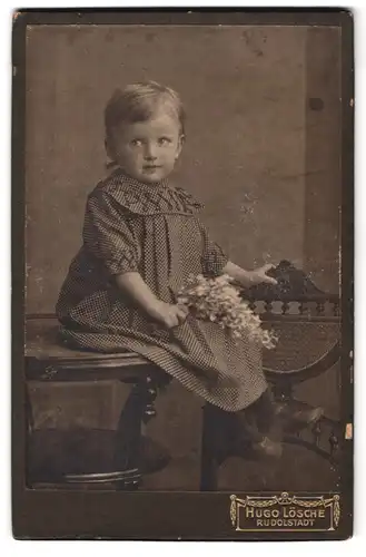 Fotografie Hugo Lösche, Rudolstadt, Portrait kleines Mädchen im modischen Kleid mit Blumen