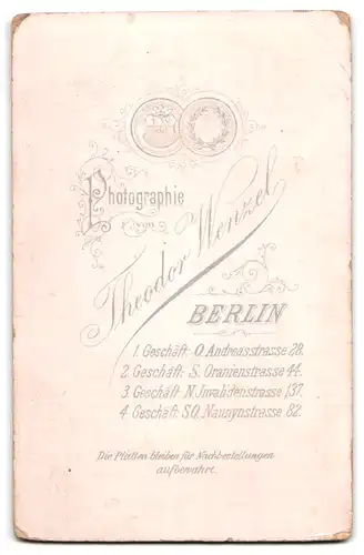 Fotografie Theodor Wenzel, Berlin-O., Andreasstrasse 28, Portrait süsses Kleinkind im Kleid