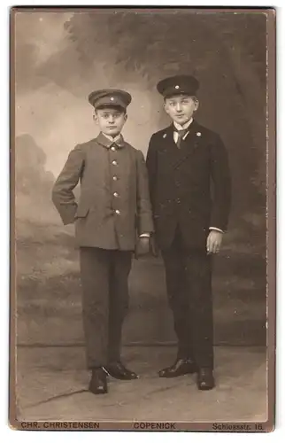 Fotografie Chr. Christensen, Berlin-Köpenick, Schlossstrasse, Portrait zwei junge Männer im Anzug mit Schirmmütze