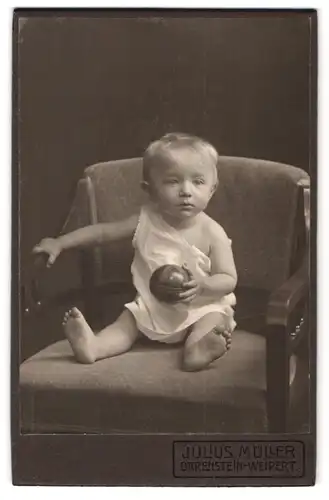 Fotografie Julius Müller, Bärenstein-Weipert, Portrait süsses Kleinkind im weissen Hemd mit Ball