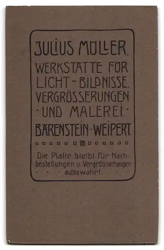 Fotografie Julius Müller, Bärenstein-Weipert, Portrait süsses Kleinkind im weissen Hemd mit Ball