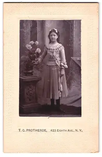 Fotografie T. C. Protheroe, Pelham, N. Y., 423, Eighth Ave., Portrait junges Mädchen in hübscher Kleidung