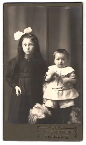 Fotografie C. Zimmermann, Rendsburg, Portrait junges Mädchen im Kleid mit Kleinkind