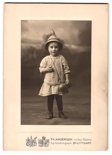 Fotografie Th. Andersen, Stuttgart, Portrait kleines Mädchen im Kleid mit Hut