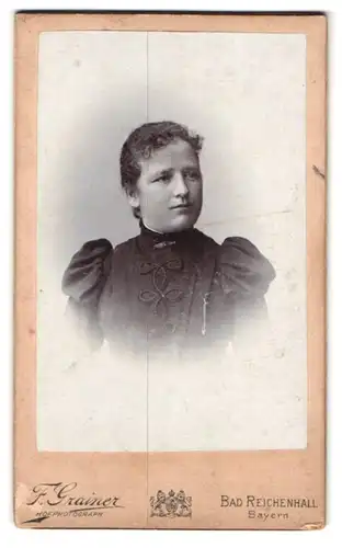 Fotografie Franz Grainer, Bad Reichenhall /Bayern, Portrait junge Dame mit zurückgebundenem Haar