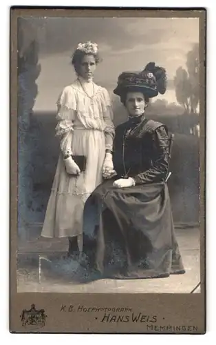 Fotografie Hans Weis, Memmingen, Portrait bürgerliche Dame mit Fräulein an der Hand