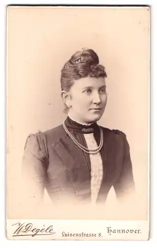 Fotografie W. Degèle, Hannover, Luisen-Strasse 8, Portrait junge Dame mit Kragenbrosche und Halskette