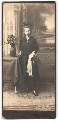 Fotografie Aug. Müller, Berlin-Spandau, Portrait junge Dame im Kleid mit Blumen