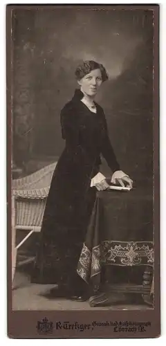 Fotografie R. Trefzger, Lörrach i. B., Palmstrasse 28, Portrait modisch gekleidete Dame mit einem Buch