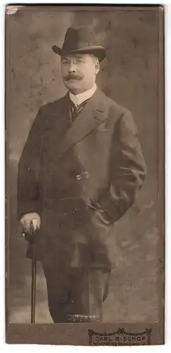 Fotografie Carl Bischof, Nürnberg, Bayreutherstrasse 21, Portrait eleganter Herr mit Zwicker und Moustache