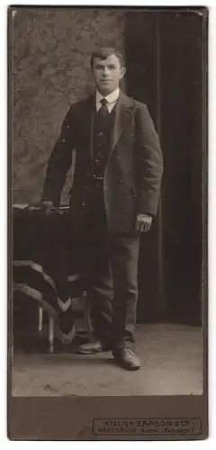 Fotografie Samson & Co., Karlsruhe, Kaiser-Passage 7, Portrait junger Herr im Anzug mit Krawatte