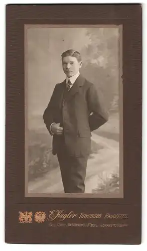 Fotografie E. Kugler, Tuttlingen, Portrait junger Herr im Anzug mit Krawatte