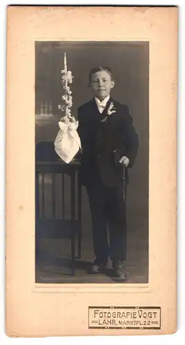 Fotografie Vogt, Lahr, Marktplatz 22, Portrait halbwüchsiger Knabe im Anzug mit einer Kerze