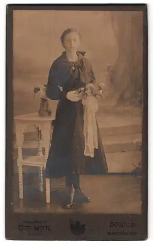 Fotografie Otto Witte, Berlin-SO, Skalitzer Strasse 54, Portrait junge Dame im Kleid mit Blumen