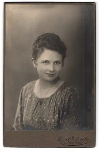 Fotografie Ernst Schroeter, Meissen, Portrait junge Dame mit moderner Frisur