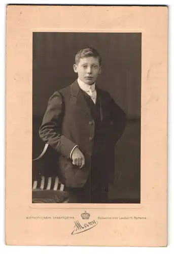 Fotografie Mourn, Frankfurt a. Main, Bockenheimer Landstrasse 17, Portrait junger Mann im Anzug mit Krawatte
