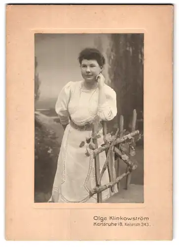Fotografie Olga Klinkowström, Karlsruhe i /B., Kaiserstrasse 243, Portrait weiss gekleidete Dame mit aufgestütztem Kopf
