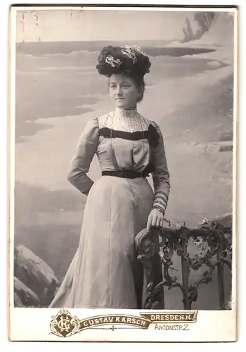 Fotografie Gustav Karsch, Dresden-N, Antonstrasse 2, Portrait junge Dame im modischen Kleid