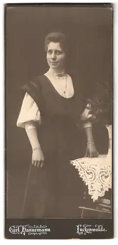 Fotografie Carl Hannemann, Luckenwalde, Portrait bürgerliche Dame in modischer Kleidung