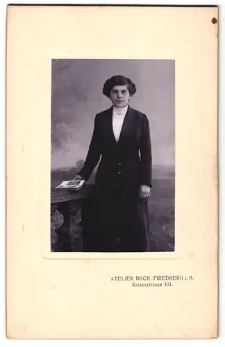 Fotografie Atelier Boch, Friedberg i. H., Kaiserstrasse 101, Portrait junge Dame in modischer Kleidung