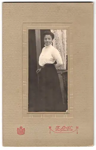 Fotografie A. Loiobl, Sulzbach i /O., Portrait junge Dame in weisser Bluse und Rock